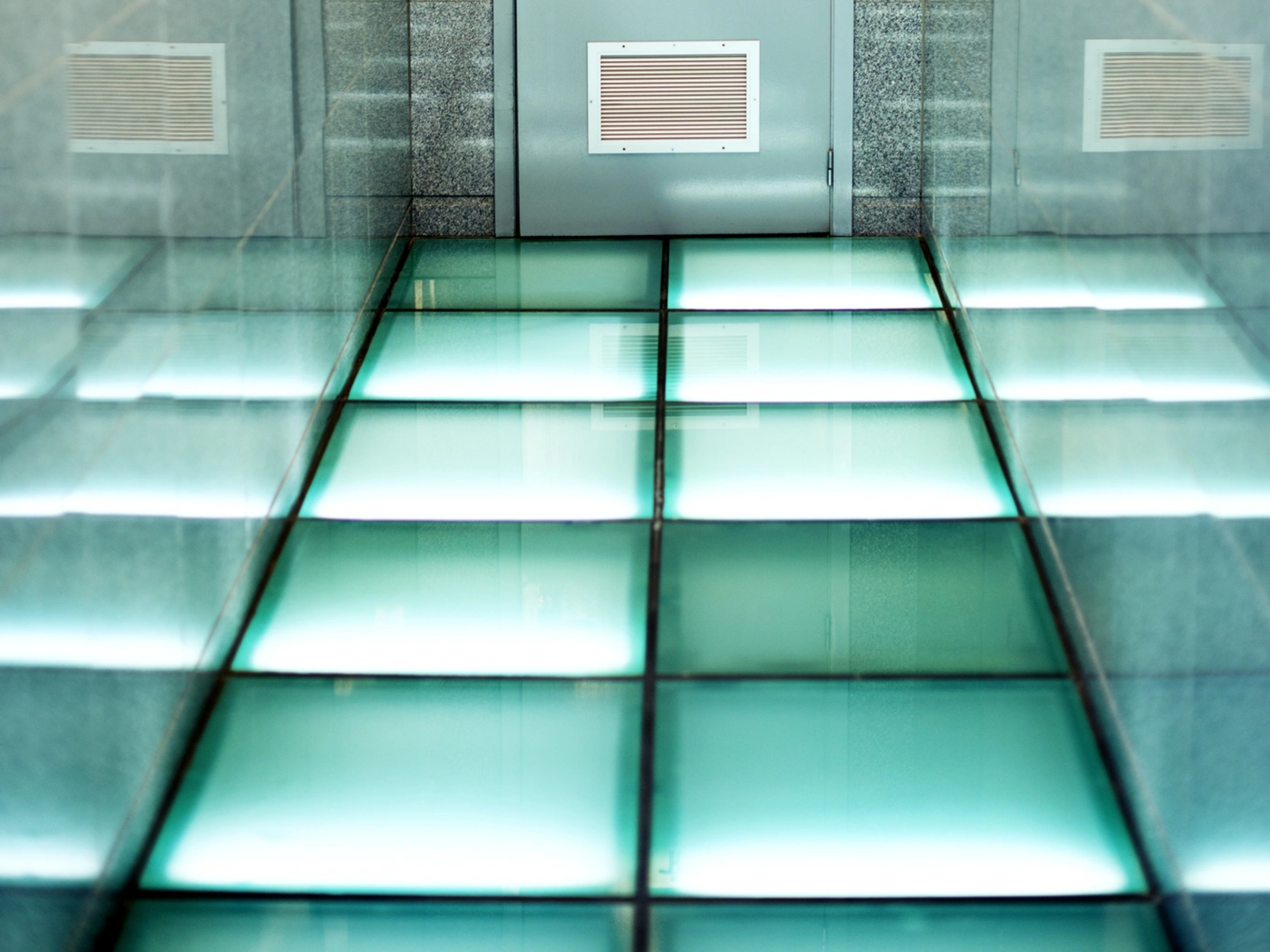 Dalles de plancher en verre